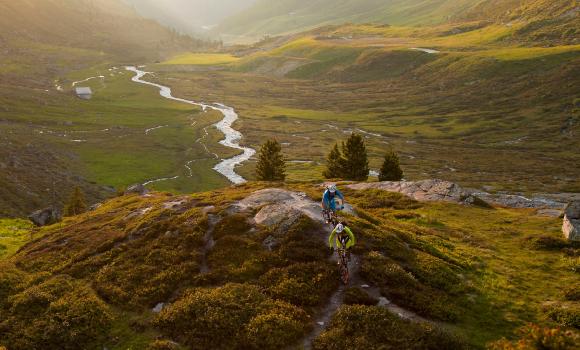 End the week on a mountain bike – head to the Flüela Valley by shuttle every Friday